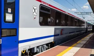 Wagon restauracyjny PKP Intercity na peronie. Idealny na podróż intercity, który wagon wybrać? Ten z wygodami!