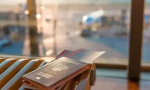 Paszport i bilety lotnicze czekają na podróż. Może to dokument dla konsula, który wyrusza w ważną misję.