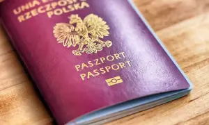 Polski paszport na drewnianym tle. Czy do Grecji potrzebny jest paszport? Tak, jeśli nie jesteś obywatelem UE.