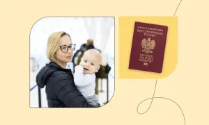 Kobieta z dzieckiem i polski paszport. Dowiedz się, ile kosztuje paszport dla dziecka, aby zaplanować podróż.