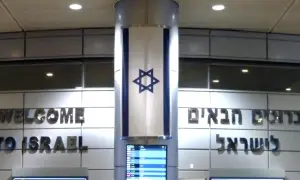 Powitanie w Izraelu. Flaga Izraela i napisy "Welcome to Israel" oraz "ברוכים הבאים לישראל" na lotnisku. Wiza do Izraela jest ważna.