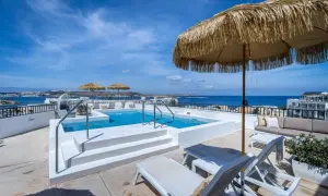 Basen na dachu hotelu z widokiem na morze, idealne miejsce na relaks. Malta oferuje wspaniałe widoki.
