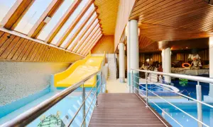 Wodne szaleństwo w hotelu Belvedere Resort & Spa! Żółta zjeżdżalnia wodna i basen z mozaiką żółwi czekają na gości.