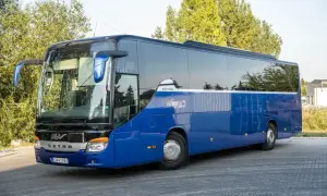 Niebieski autokar Setra DLA, idealny na podróże po Niemczech. Sprawdź ceny i zaplanuj wycieczkę!