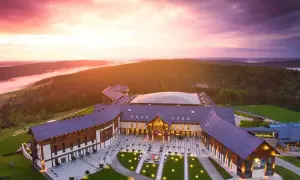 Hotel Arłamów w malowniczej scenerii o zachodzie słońca. Sprawdź hotel Arłamów ceny i zarezerwuj pobyt.