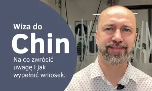 Wiza do Chin: poradnik, jak wypełnić wniosek i na co zwrócić uwagę. Mężczyzna z brodą uśmiecha się do kamery.