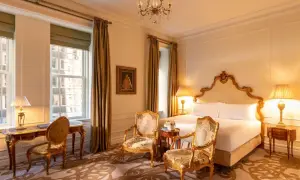 Elegancki pokój w hotelu Plaza w Nowym Jorku. Sprawdź hotel Plaza Nowy Jork ceny i zarezerwuj luksusowy pobyt.