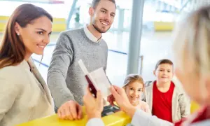 Rodzina na lotnisku, ojciec podaje paszport. Czy do Turcji potrzebny jest paszport? Tak, do podróży do Turcji potrzebny jest paszport.