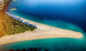 Złota plaża w Chorwacji, marzenie o wakacjach. Zastanawiasz się, ile się leci do Chorwacji, by zobaczyć ten raj?