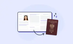 Dowiedz się, czy wniosek o paszport można złożyć online. Na ekranie widać zdjęcie kobiety i polski paszport.