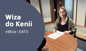 Kobieta przy stole z dokumentami, omawia wiza do Kenii. eWiza i EATV.