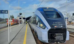 Nowoczesny pociąg Intercity stoi na peronie 4. Obok inny skład czeka na pasażerów.