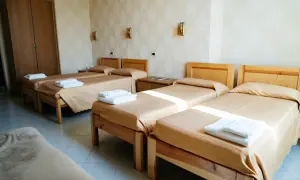 Pokój z kilkoma łóżkami, idealny na noclegi. Siostry Elżbietanki w Rzymie oferują przystępne ceny.