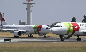 Dwa samoloty portugalskich linii lotniczych TAP Air Portugal na płycie lotniska.