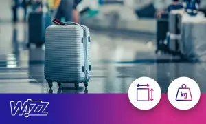 Szary walizka, gotowa na podróż. Sprawdź wymiary i wagę bagażu rejestrowanego Wizzair.