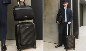 Elegancka, czarna walizka kabinowa i torba podróżna – idealny zestaw, jaka walizka do samolotu dla stylowego podróżnika.