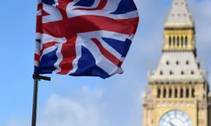 Flaga Wielkiej Brytanii powiewa przed Big Benem. Marzenie o podróży i uzyskaniu wizy do Londynu staje się realne.