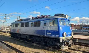 Niebiesko-szara lokomotywa PKP Intercity EP07-1001 na torach kolejowych.