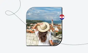 Kobieta w kapeluszu podziwia chorwackie miasto. Czy do Chorwacji potrzebny jest paszport? Sprawdź!