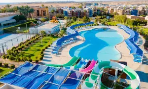 Basen i zjeżdżalnie w resorcie, gdzie radisson individuals mogą spędzać wakacje. Obok boisko sportowe.