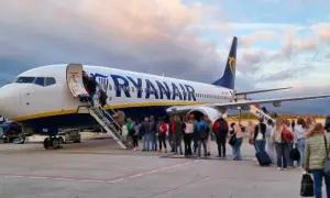 Pasażerowie wsiadają do samolotu Ryanair. Skorzystaj z okazji i kup bilety z 10% zniżki!