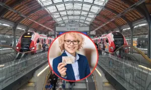 Chłopiec z legitymacją szkolną na dworcu PKP, obok pociągów. Czy wystarczy zdjęcie legitymacji w PKP?