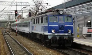 EU07-067, niebieski pociąg PKP Intercity, czeka na peronie. Tlk co to za pociąg?