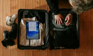 Pakowanie bagażu podręcznego 8 kg. Wymiary walizki pozwalają na zabranie ubrań, butów i tabletu.