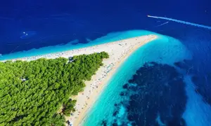 Zloty Róg, jedna z chorwackich najpiękniejszych plaż, otoczona turkusowym morzem i sosnowym lasem. Idealne miejsce na wakacje.