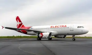 Samolot Electra Airways na płycie lotniska. Czekam na odbiór mojego bagażu po podróży.