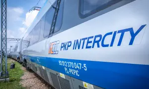 Pociąg PKP Intercity gotowy do podróży. Czas ruszać gdzie na Mazury pociągiem!