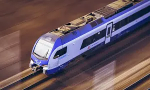 Pociąg Intercity pędzi po torach. Dowiedz się, jak kupić miejscówkę, by podróżować tym nowoczesnym składem.
