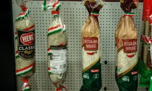 Węgierskie salami, świetny pomysł, co przywieźć z Węgier. Wisi na ścianie w opakowaniach z węgierską flagą.