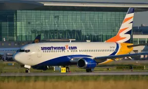 Samolot Smartwings na płycie lotniska. Idealny bagaż podręczny na wakacje z tą linią lotniczą.