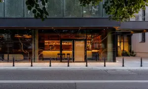 Elegancki bar i restauracja w hotelu Nobu Warszawa, widoczne przez duże okna.