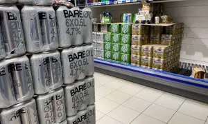 Piwo w norweskich sklepach. Widoczne pakiety piwa "Bare øl" i "Ringnes" sugerują ceny w norwegii.