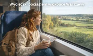Kobieta z plecakiem i kubkiem w dłoniach patrzy przez okno pociągu. Idealny pomysł na weekendowe wycieczki pociągiem z Warszawy.