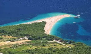 Zloty piasek i turkusowa woda na plaży w Chorwacji. Idealne miejsce na wakacje, pomyśl o bezpośrednie loty do chorwacji!
