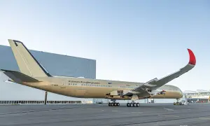 Złoty samolot Airbus z napisem #Ultimate #LongRangeLeader, gotowy do najdłuższego lotu samolotem.
