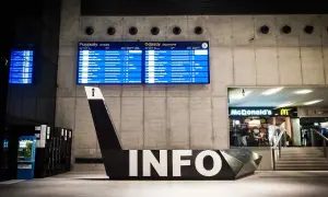 Szukasz informacji, jak dojechać na lotnisko w Katowicach z dworca PKP? Tablice informacyjne i ławka "INFO" pomogą Ci znaleźć drogę.