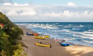 Piękne, piaszczyste plaże i kolorowe łodzie rybackie. Idealne miejsce, gdzie na weekend uciec od zgiełku miasta.