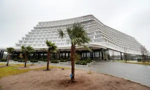 Nowoczesny hotel Gołębiewski w Pobierowie, z tarasami i palmami, czeka na otwarcie.