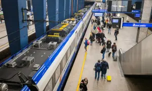 Ludzie z bagażami na peronie czekają na pociąg Intercity. Można zabrać walizki, plecaki i torby.