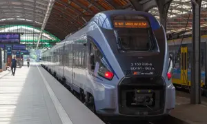 Nowoczesny pociąg PKP Intercity na peronie. Zastanawiasz się, ile zarabia konduktor PKP?