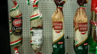 Węgierskie salami, świetny pomysł, co przywieźć z Węgier. Wisi na ścianie w opakowaniach z węgierską flagą.