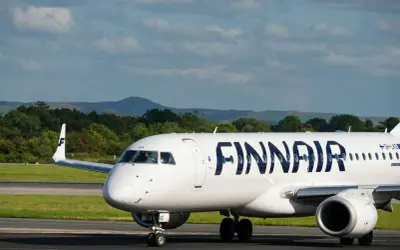 Samolot Finnair na płycie lotniska, gotowy do startu. W bagażu podręcznym zmieści się wszystko, co potrzebne na podróż.