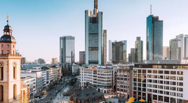 Frankfurcka panorama z wieżowcami i zabytkowym kościołem. Idealne miejsce na tanie loty z Niemiec!