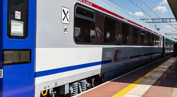 Wagon restauracyjny PKP Intercity na peronie. Idealny na podróż intercity, który wagon wybrać? Ten z wygodami!
