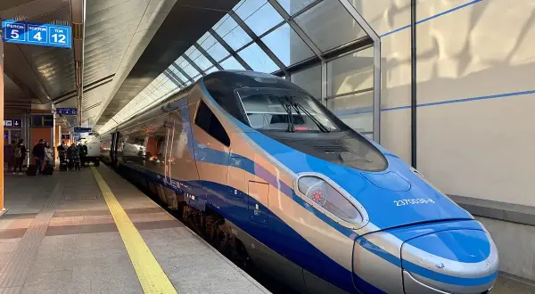 Nowoczesny pociąg Pendolino PKP Intercity na peronie. Ile wagonów ma Intercity? Ten skład ma ich 7, gotowy do podróży.