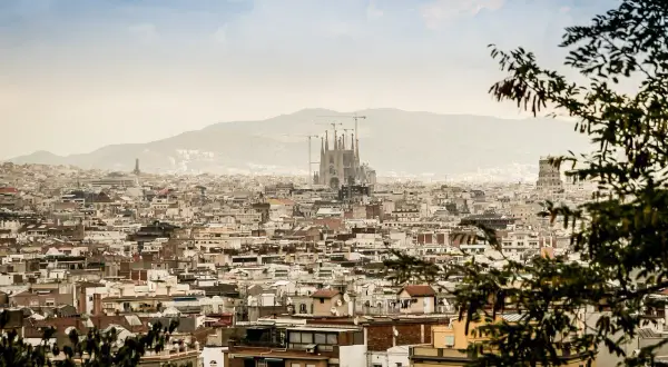 Widok na Barcelonę z Sagradą Familią w tle. Zastanawiasz się, ile trwa lot Warszawa Barcelona?